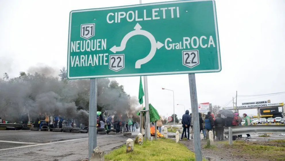 Masiva movilización en el puente Cipolletti-Neuquén