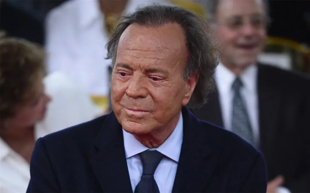 Retenido en aduana: Julio Iglesias se llevó una sorpresa en el aeropuerto de Punta Cana