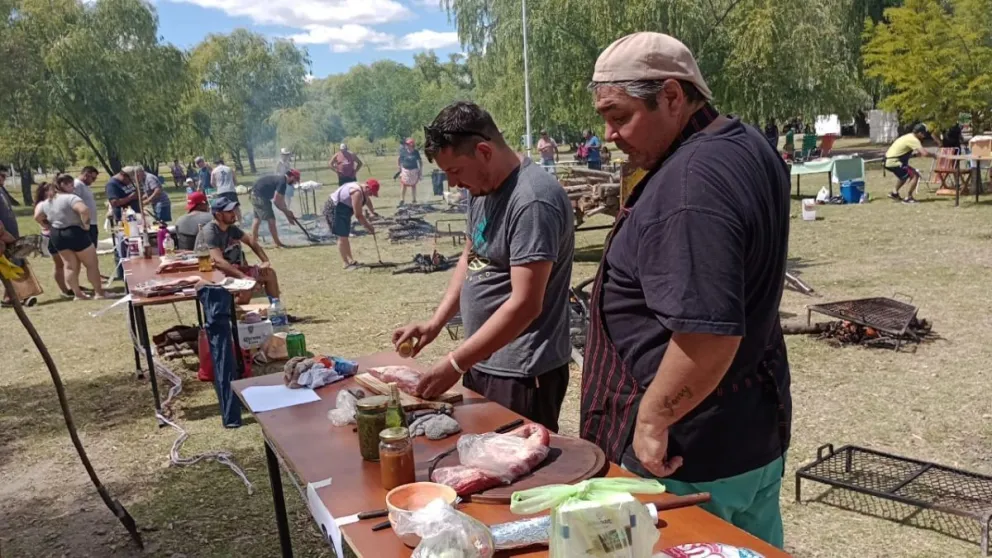 Asadores compiten en Pomona por la mejor tapa de asado