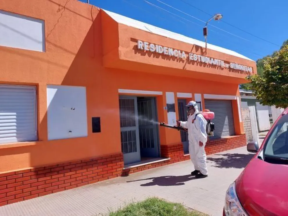Comenzaron los trabajos de desinfección y sanitización en las escuelas del Valle Medio 