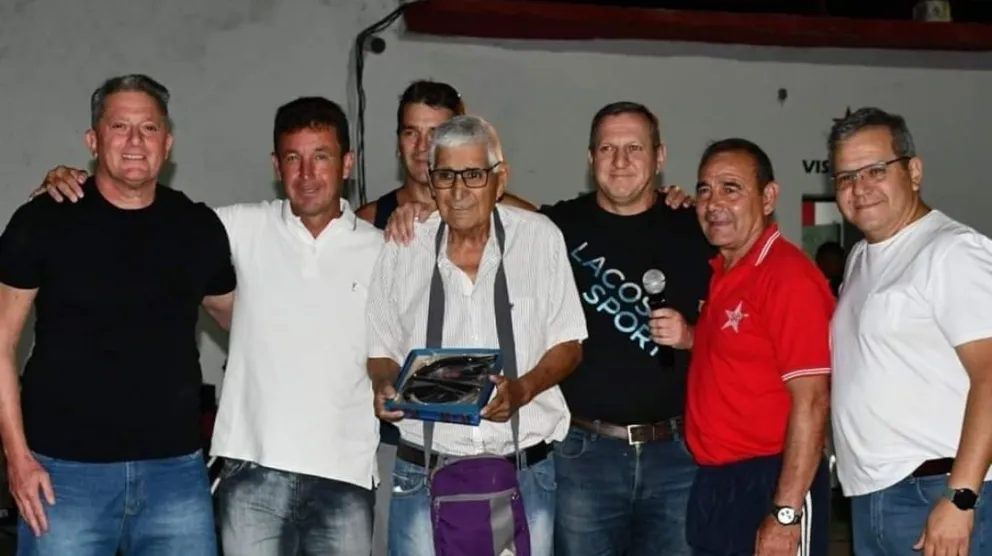 Emotivo reconocimiento a Manolo Sánchez en la apertura del Mundialito en Choele Choel 