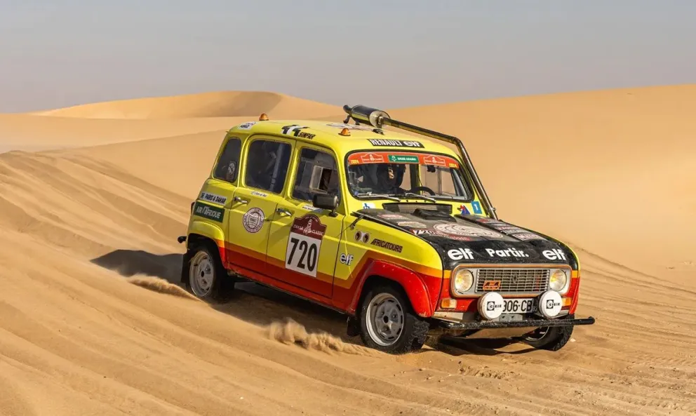 Reviviendo la historia: el Renault 4 de 1980 compite en el Dakar 2024