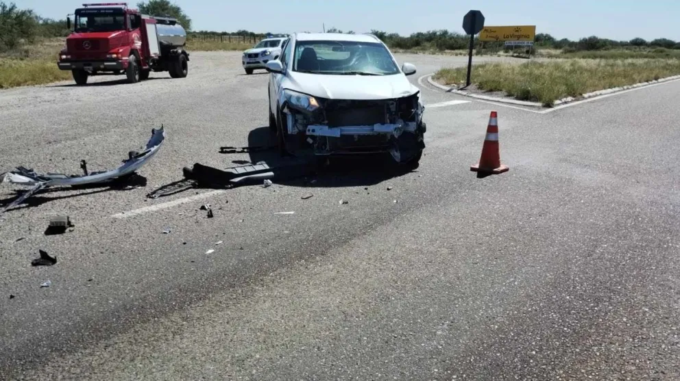 Choque entre un auto y un camión en la intersección de las rutas 251 y ...