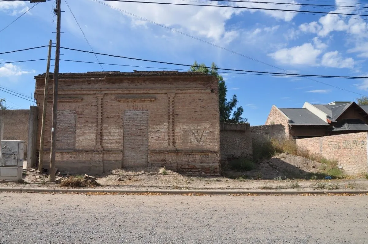 Parte del edificio en el que funcionaba la Empresa Telefónica todavía se conserva sobre Av. San Martín casi esquina Ricardo Rojas.