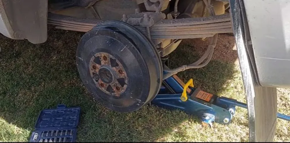 Se quedó sin frenos y el mecánico le advirtió que fue un sabotaje: sospecha de su expareja