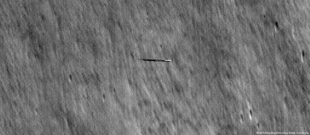 Impactante imagen revela un misterioso objeto surcando la Luna