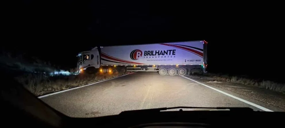 Camión bloquea la RN 232 en Chelforo tras maniobra equivocada