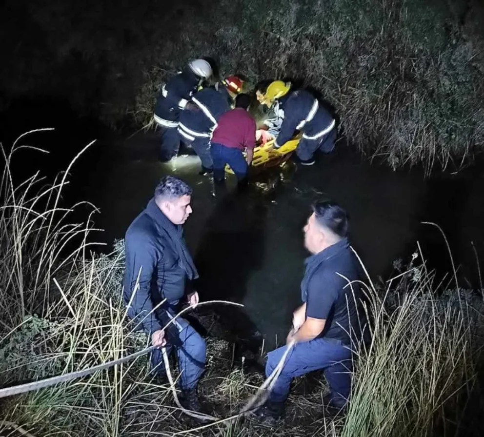 Motociclista cayó a un desagüe y sufrió una grave lesión en un camino rural del Valle Medio