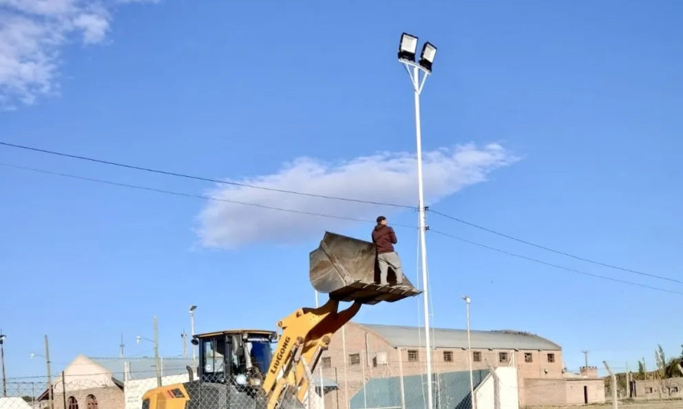 Colocan nuevas luminarias en la cancha auxiliar del club Sportivo Coronel Belisle 