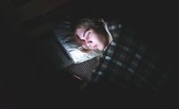 Cuáles son los riesgos de usar dispositivos electrónicos antes de dormir 