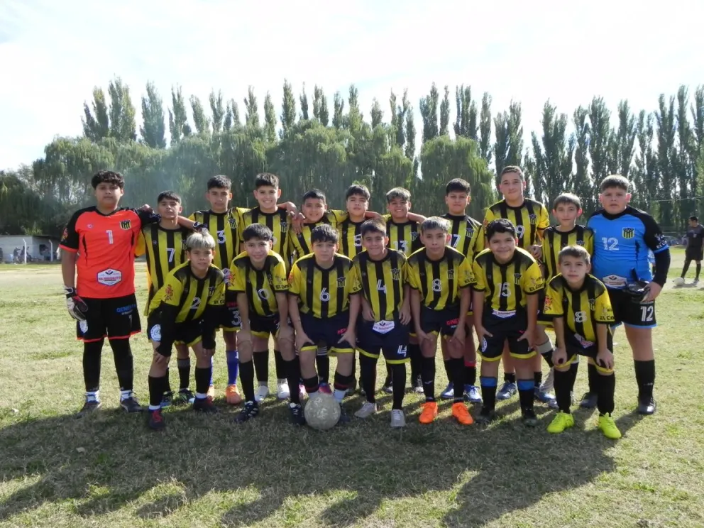 Los pibes del Villa Unión presentaron su nueva vestimenta 