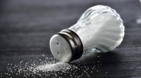 Protección, mal augurio y rituales: el poder simbólico de derramar sal