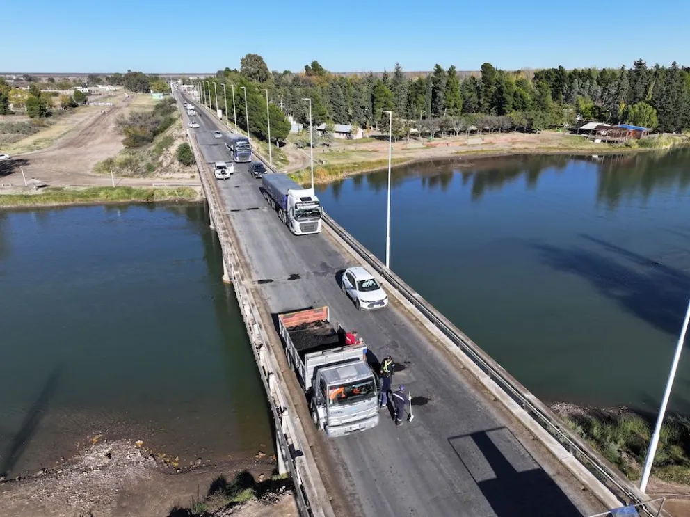 Realizaron tareas de bacheo en el puente sobre el Río Colorado 