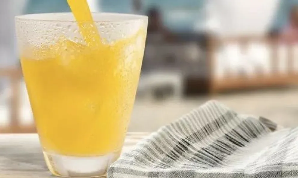 Descubrió un cuerpo extraño en el jugo: condenaron al supermercado y también a la embotelladora