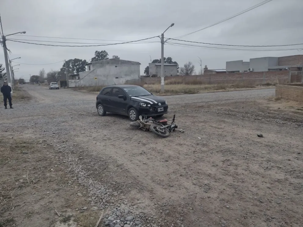 Choque entre un auto y una moto en Luis Beltrán 