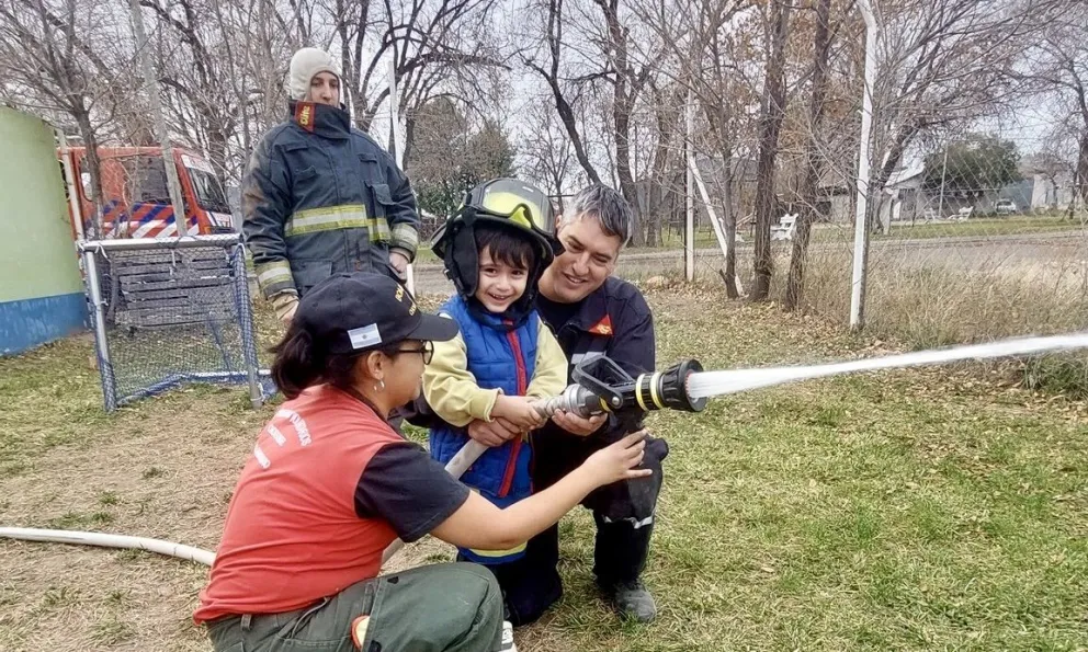 Bomberos visitaron el Jardín Independiente 98 de Choele Choel 