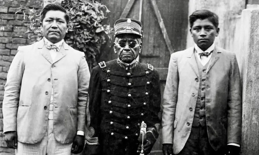 Ceferino Namuncurá, junto a su padre lonco Manuel Namuncurá -en uniforme del ejército nacional- y a su hermano Julián (1903). Fuente: Archivo General de la Nación.