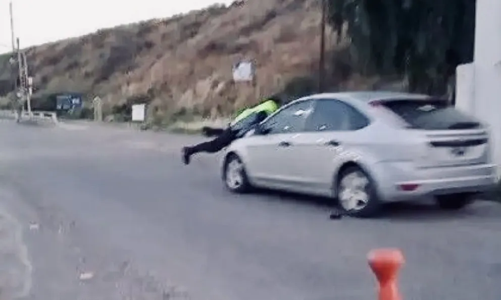 Conductor ebrio arrastró a un agente policial al intentar evadir un ...