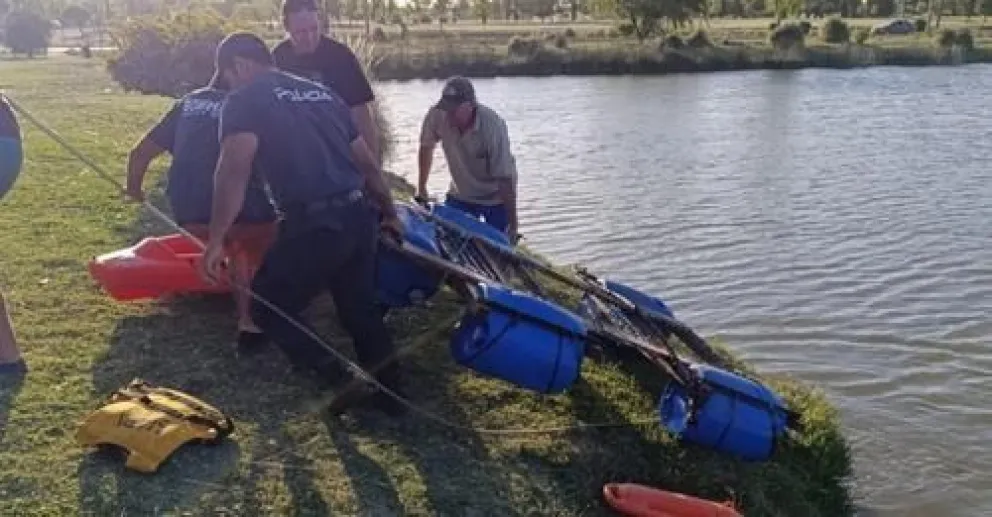 Rescate en la Laguna: Bomberos salvan a dos chicos varados en una balsa ...