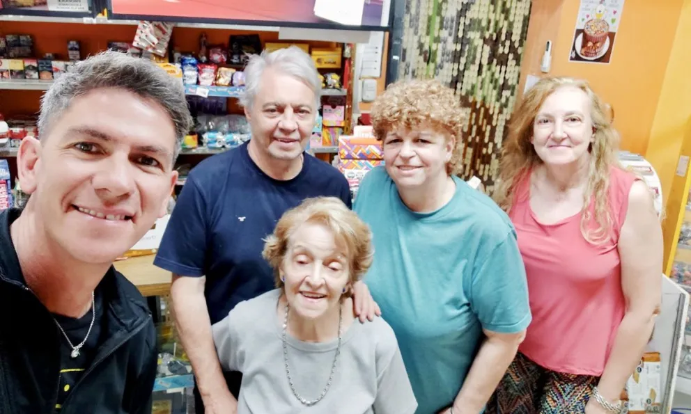 Darío Castro junto a la familia que hoy sostiene el histórico comercio de Choele Choel 