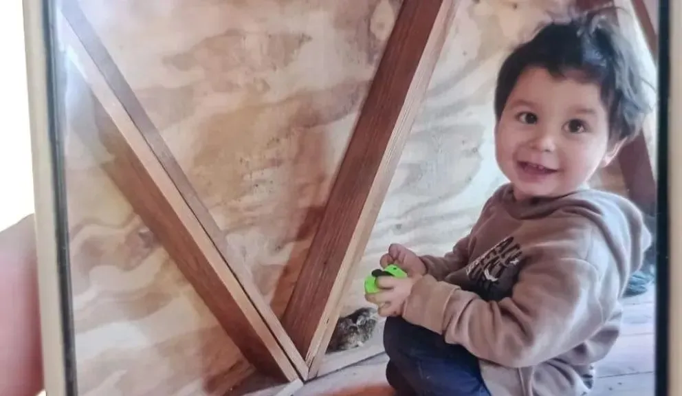 La foto que trascendió en las redes sociales del niño (El Cordillerano)