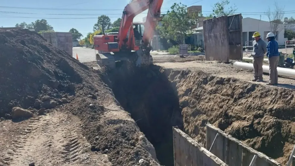 Avanzan los trabajos para mejorar el sistema cloacal de Luis BeltránCrédito: Gobierno de Río Negro