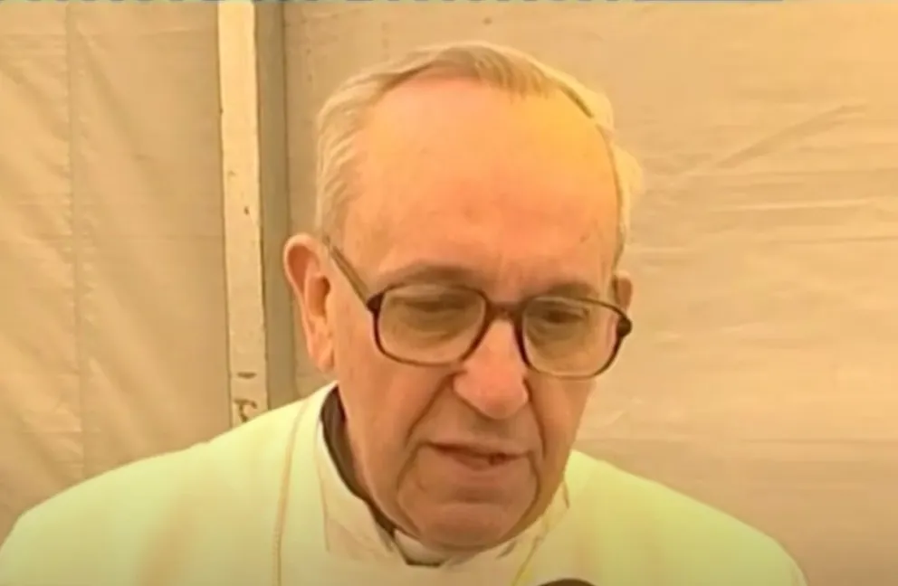 El Cardenal Jorge Bergoglio, quien años más tarde se convertiría en el Papa Francisco, visitó la localidad de Chimpay para la beatificación de Ceferino Namuncurá. Imagen: Captura del video Gentileza Canal 10 
