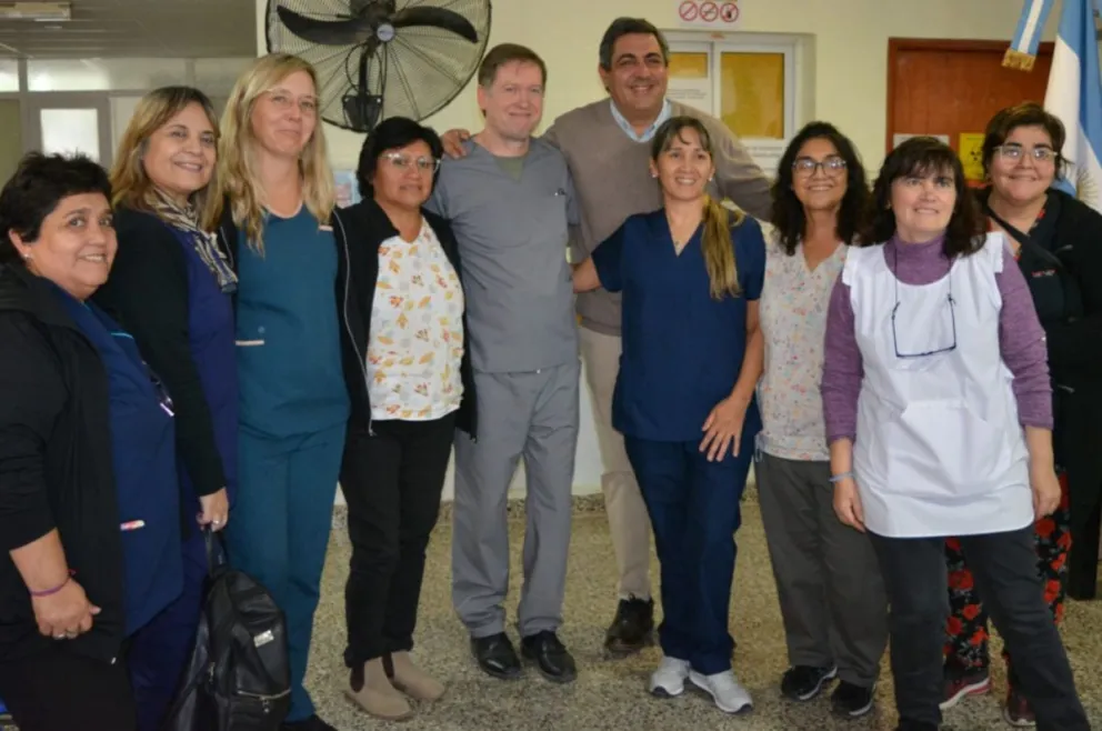 El Ministro de Salud Thalasellis con personal del hospital de Rio Colorado Crédito: Gobierno de Río Negro
