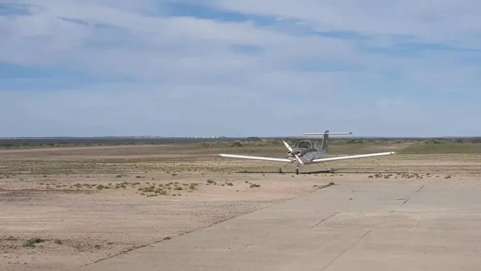 El avión de pequeño porte impactó a una persona que estaba sobre la pista. Foto (redes).