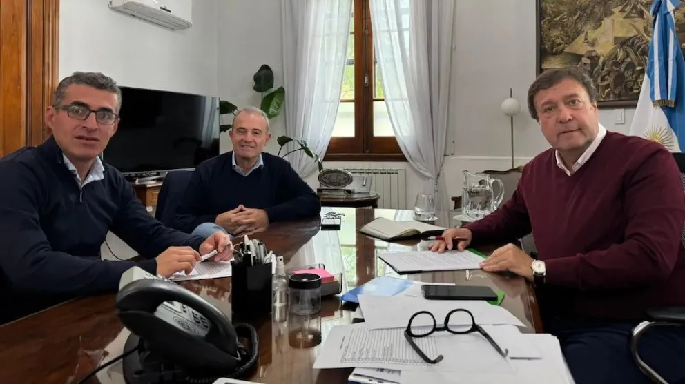 Weretilneck junto al intendente Agüero 