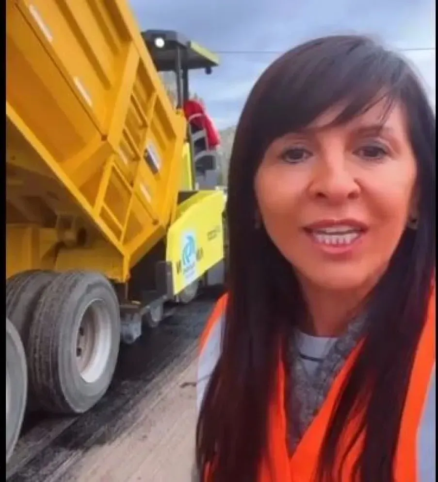 La diputada rionegrina se calzó el traje de empleada vial y "castigó" a los Soria.