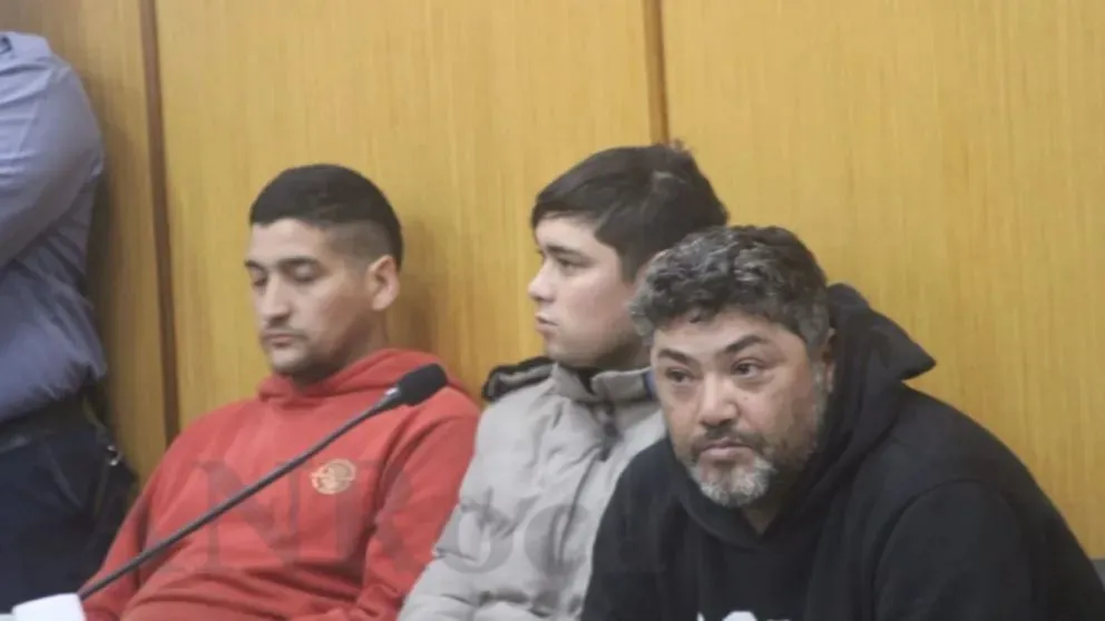 Salgado, Navarro y Mendez, los tres mayores de edad imputados. También hay dos menores de edad, punibles, imputados. Los cinco cumplirán preventiva. (Foto Tania Domenicucci- ANRoca)