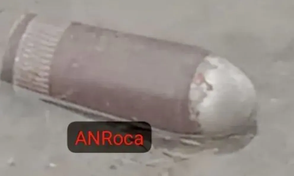 El artefacto fue observado y fotografiado por vecinos y rápidamente dieron aviso a la policía. FOTO. ANRoca