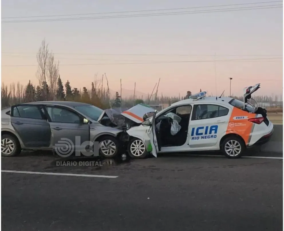El choque entre la moto y el camión ocurrió sobre el puente. En tanto, el patrullero fue impactado cuando el tráfico se desviaba hacia la colectora norte.