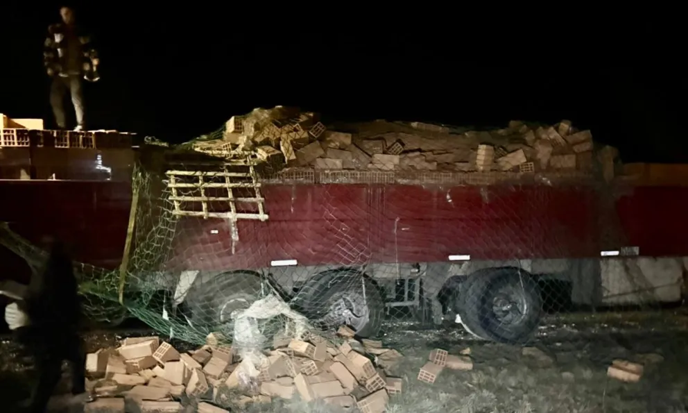 Uno de los camiones volcó parte de su carga 