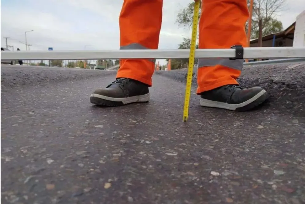 El estado de la Ruta nacional 22 es tan calamitoso que en algunos sectores tiene ahuellamientos mayores a 17 centímetros. Foto (Gobierno Río Negro).