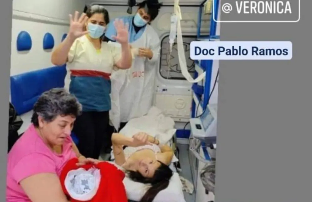 La primera imagen de la pequeña junto a su mamá su abuela y una de las profesionales del hospital. Foto: Gentileza Verónica Villagrán - 7 en Punto.