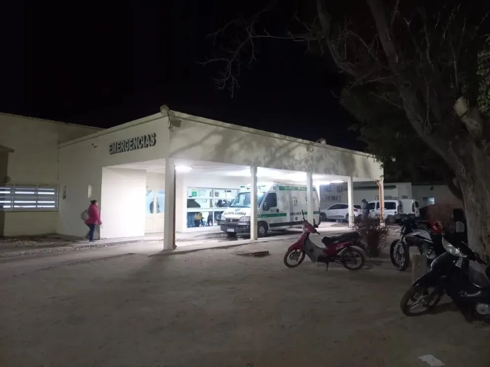 La ambulancia proveniente de Cervantes arribó a la guardia del hospital. Foto: (Tania Domenicucci)