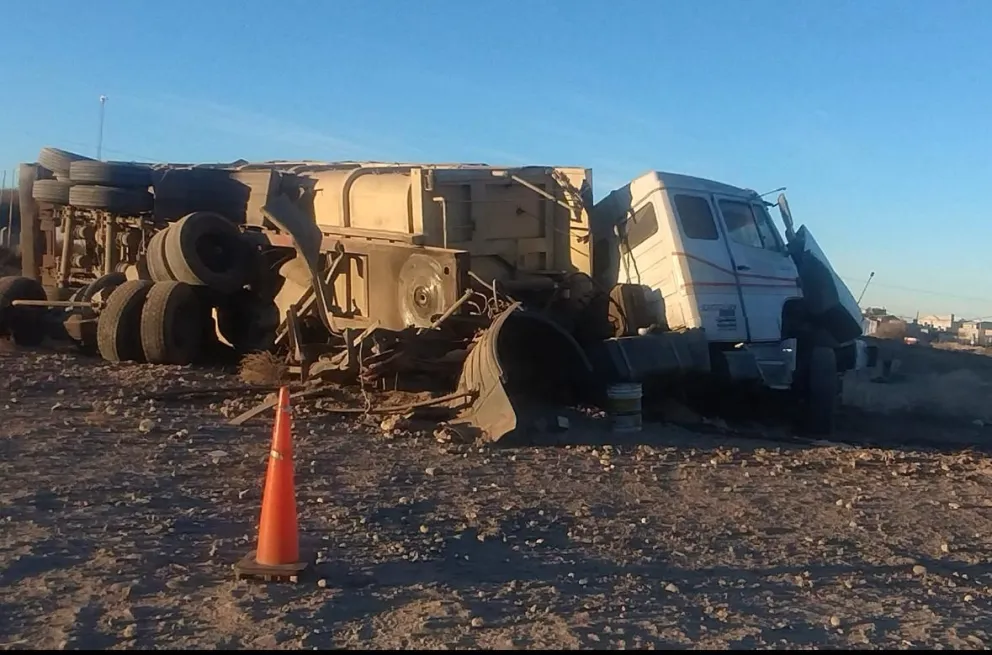 Camión impactó con los montículos de contención del acceso a Choele Choel. Foto: 7 en Punto.