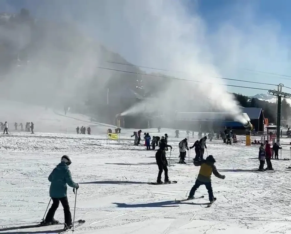 Fabricación de nieve para garantizar la apertura del cerro 