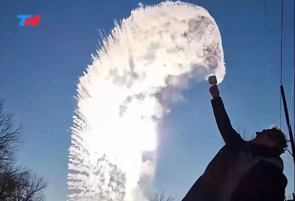 "Una ola polar cubrió hoy a la Argentina y el pueblo de Maquinchao en la estepa Rionegrina fue el lugar más frío del pais (con -16,2°)" adelantó TN en sus redes.
