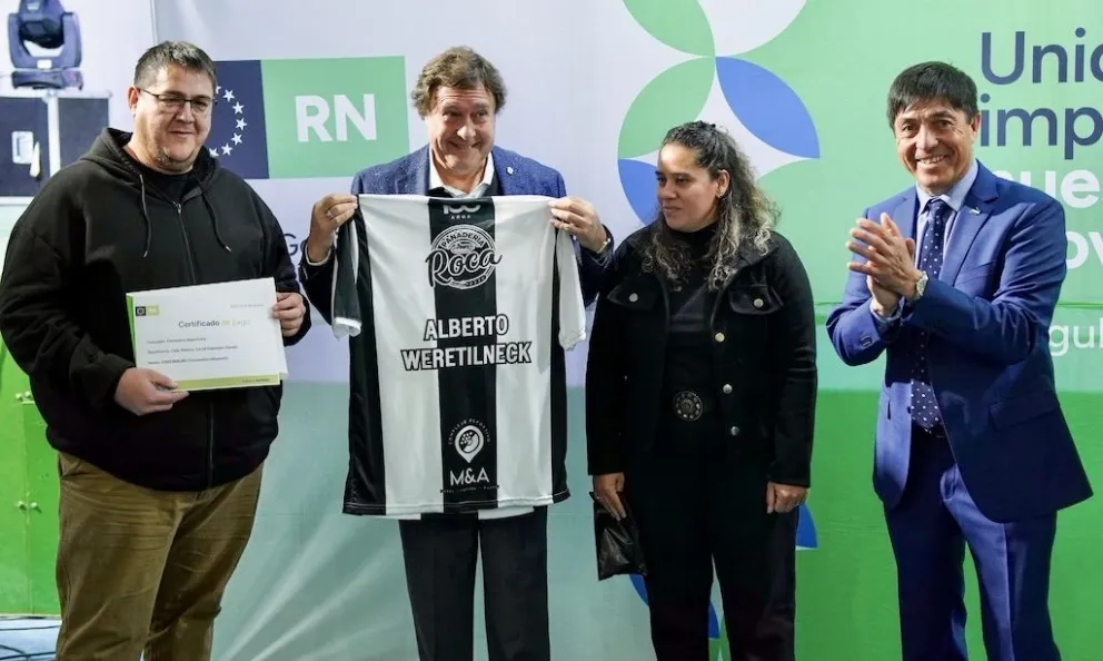 Weretilneck recibió regalo futbolero 