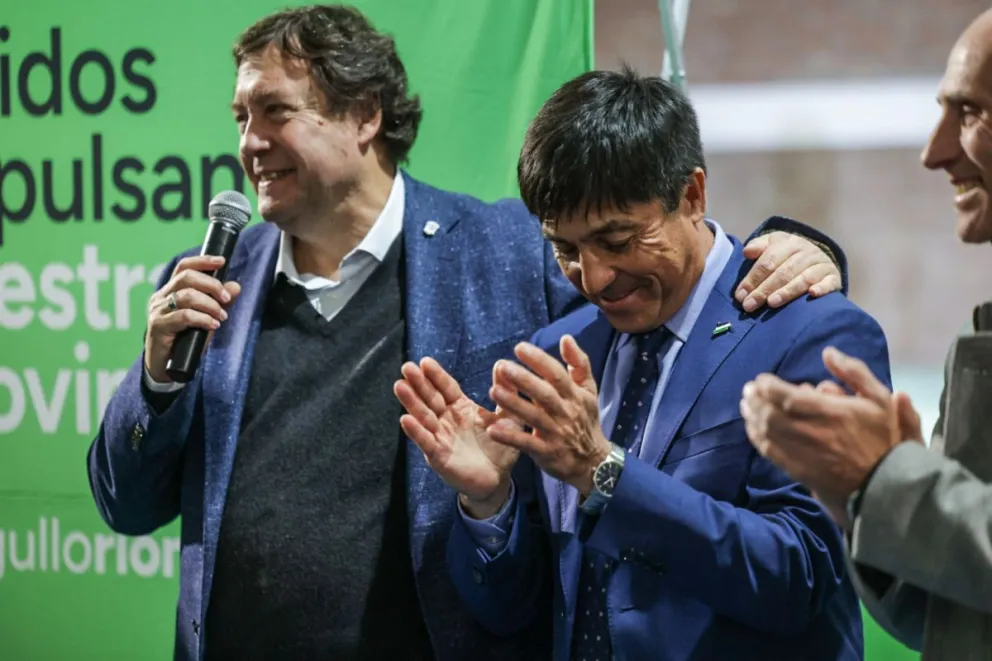 Weretilneck y Mansilla muestran el plano del futuro hospital, una obra muy esperada.Crédito: Ezequiel Floridia/Gobierno de Río Negro