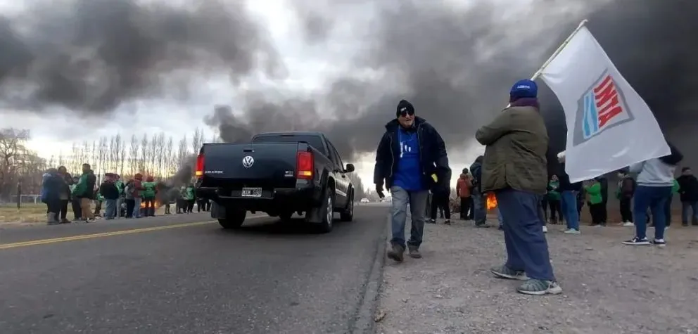 Los trabajadores se mantienen al costado de la ruta. Foto: ANR