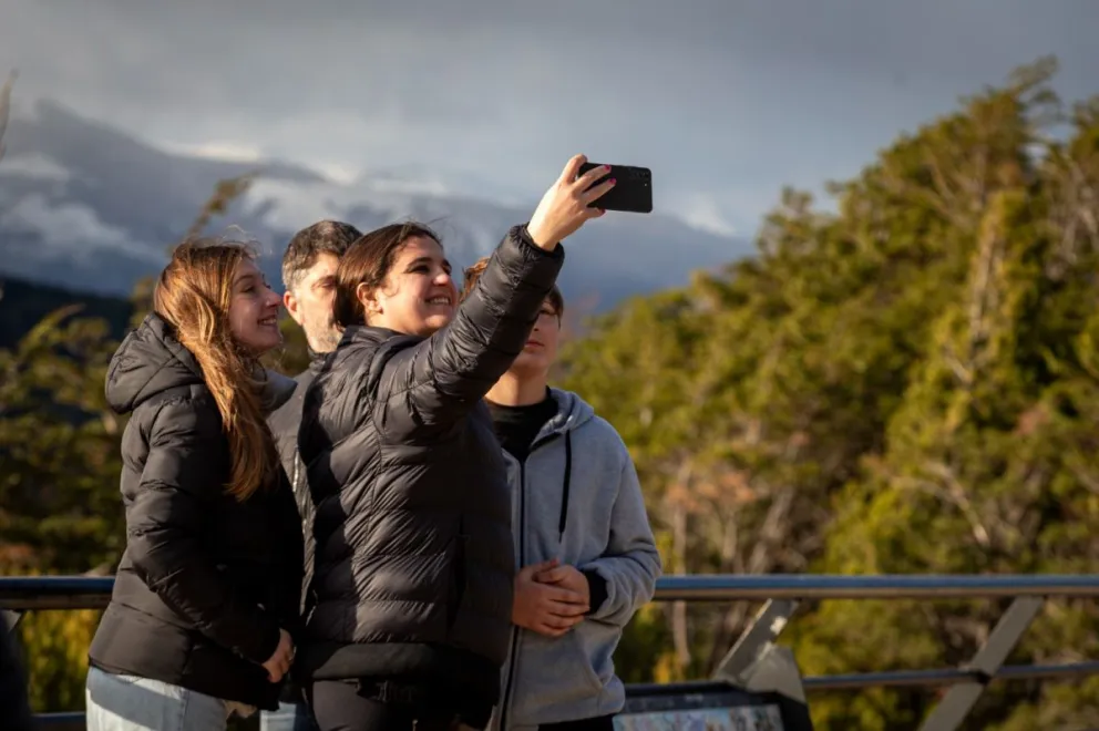 Trekking en familia en Bariloche. Ideal para vacaciones de invierno. Foto: Eugenia Neme