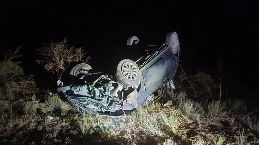 El auto terminó con sus cuatro ruedas hacia arriba en la banquina de la Ruta 22. (Foto gentileza)