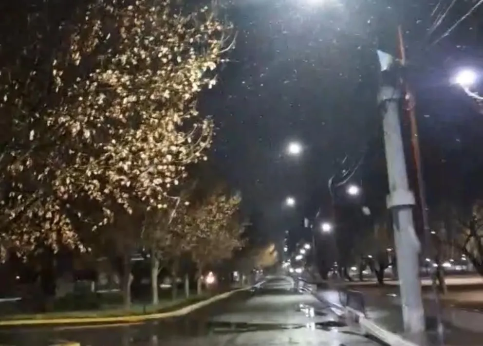 La nieve llegó al Valle Medio cerca de la medianoche. Fotos y videos: 7 en Punto.