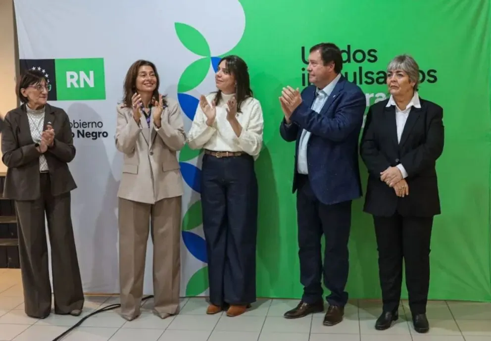 El gobernador estuvo acompañado por funcionarias del gobierno provincial encargadas de llevar adelante la iniciativa. Foto: (Tania Domenicucci)
