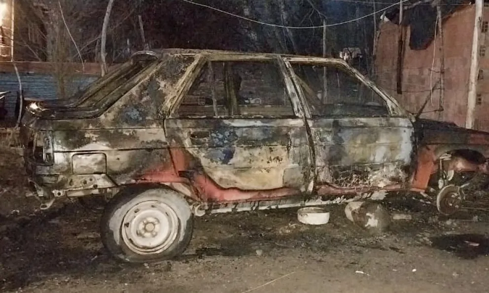 El fuego afectó al auto por completo 