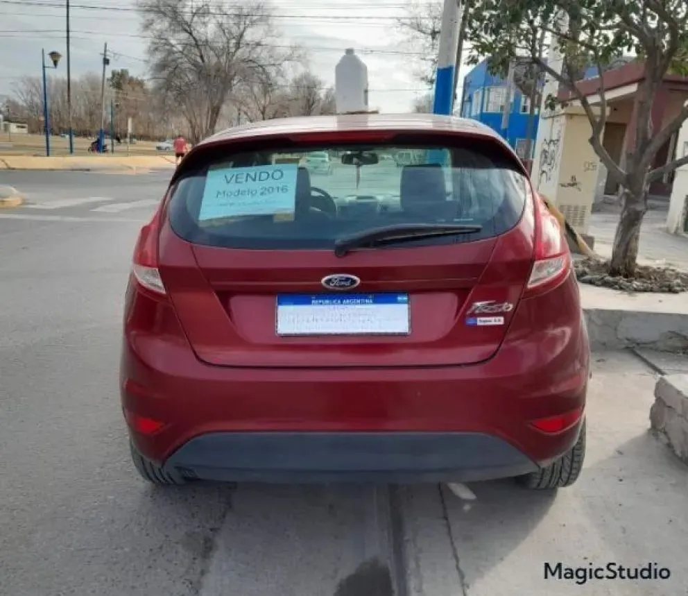 El Ford Fiesta fue entregado a compradores que, de acuerdo a la denuncia, entregaron un cheque que estaba a nombre de un fallecido. Foto (gentileza)